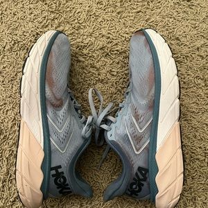 Hoka One One Arahi 5 Wm. 8.5 in Blue Fog/Provincial Blue 💎